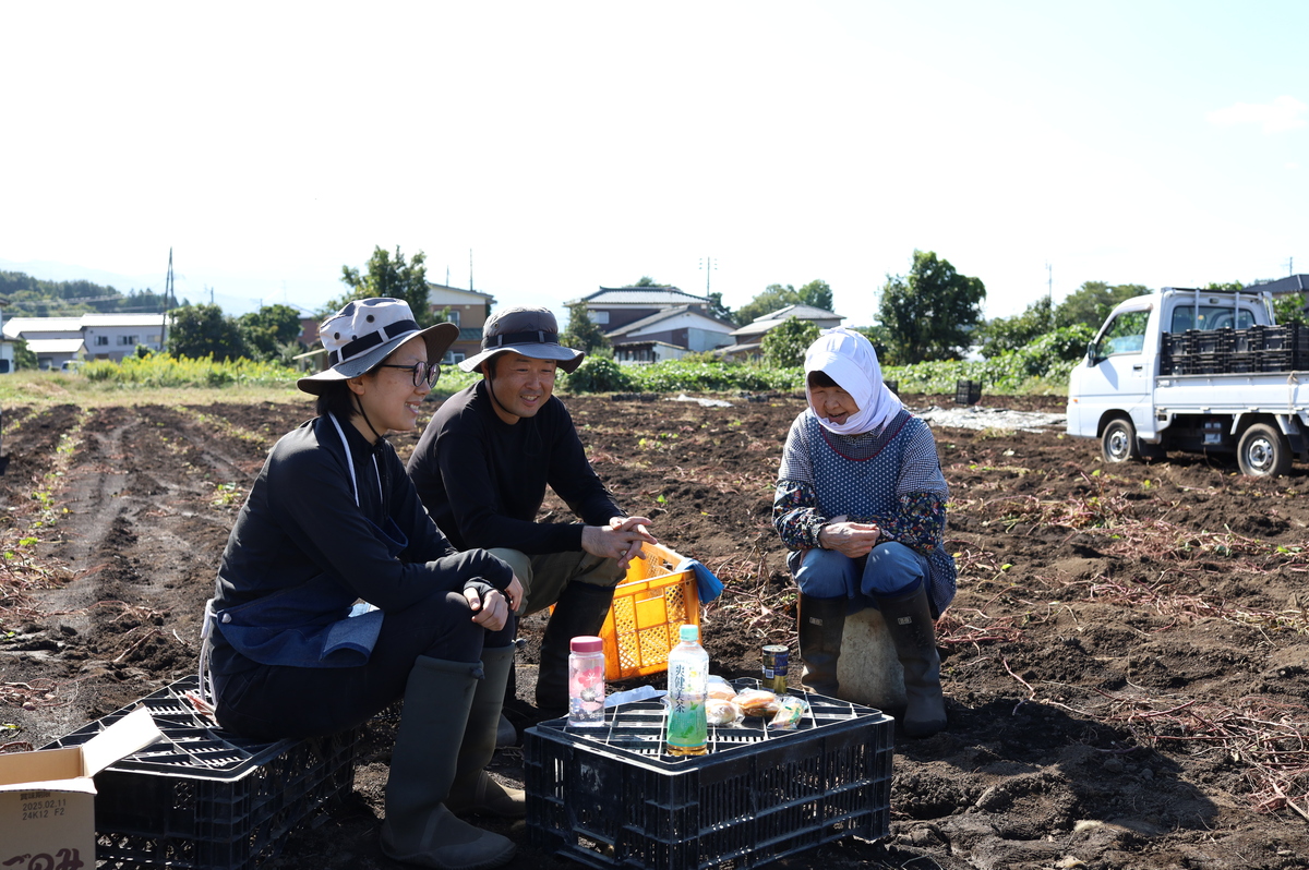 14農園八兵衛さんサツマイモ収穫作業の休憩中