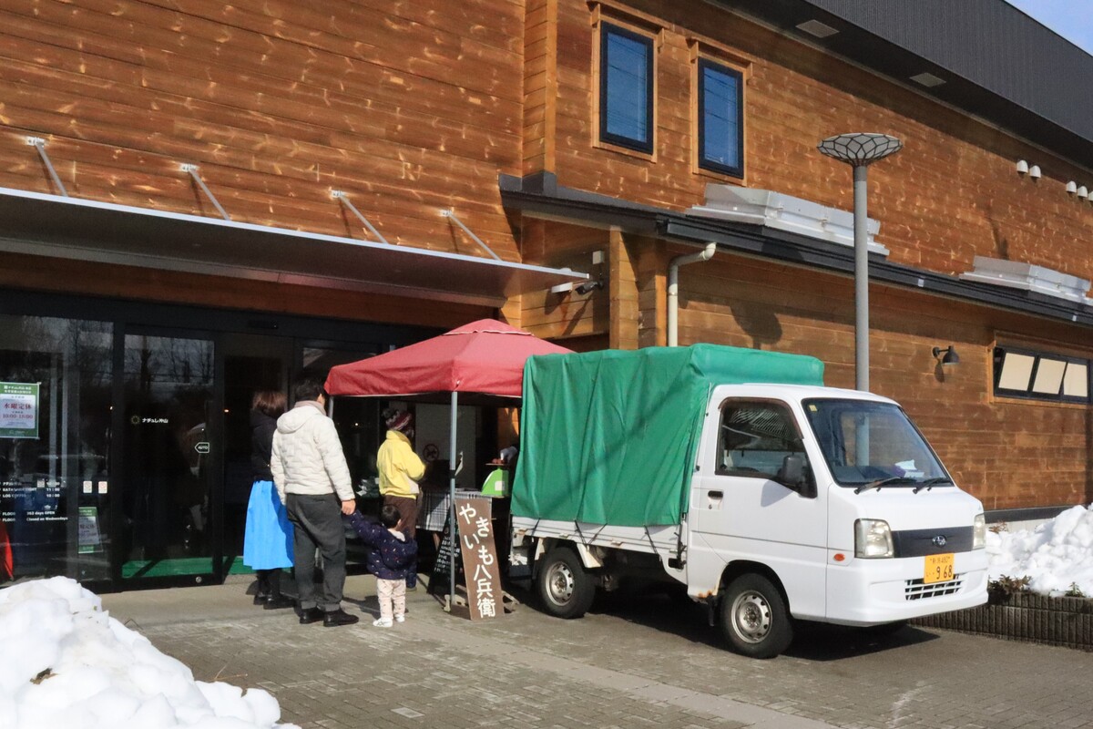 02農園八兵衛さんナチュレ片山やきいも出店の様子
