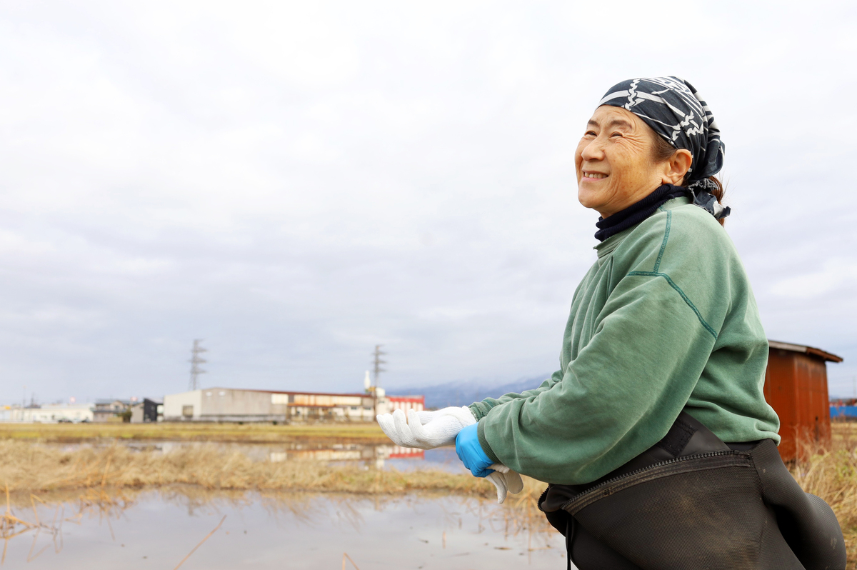 022_自然栽培レンコン農家の羽賀恵子さん.jpg